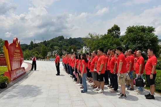 追尋紅色足跡 弘揚(yáng)建黨精神——白云山潘高壽慶“七一”·喜迎二十大主題黨日活動1.jpg